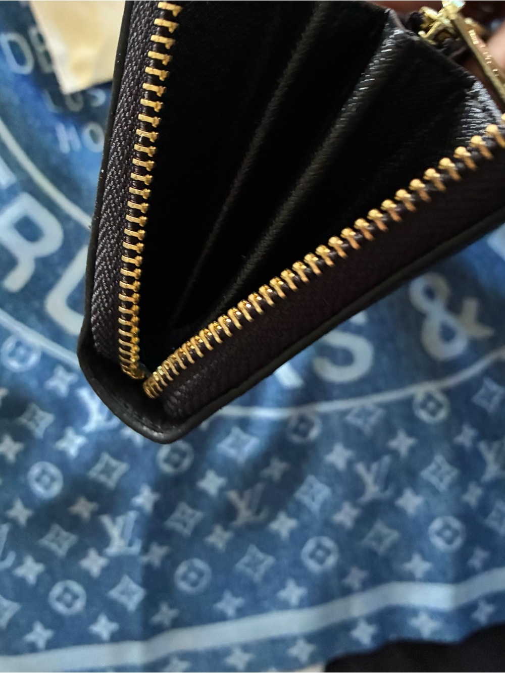 Black LV  monogram embossed Wallet - Picture 9 of 10